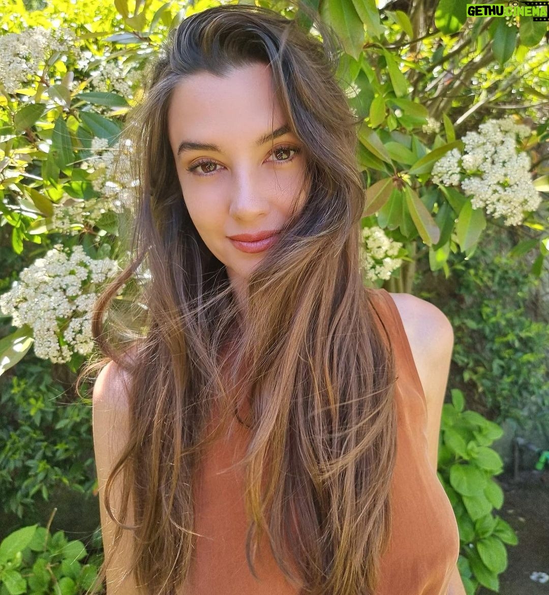 Leyla Lydia Tuğutlu Instagram - finally barefoot and ready for the summer💚 #naturelover