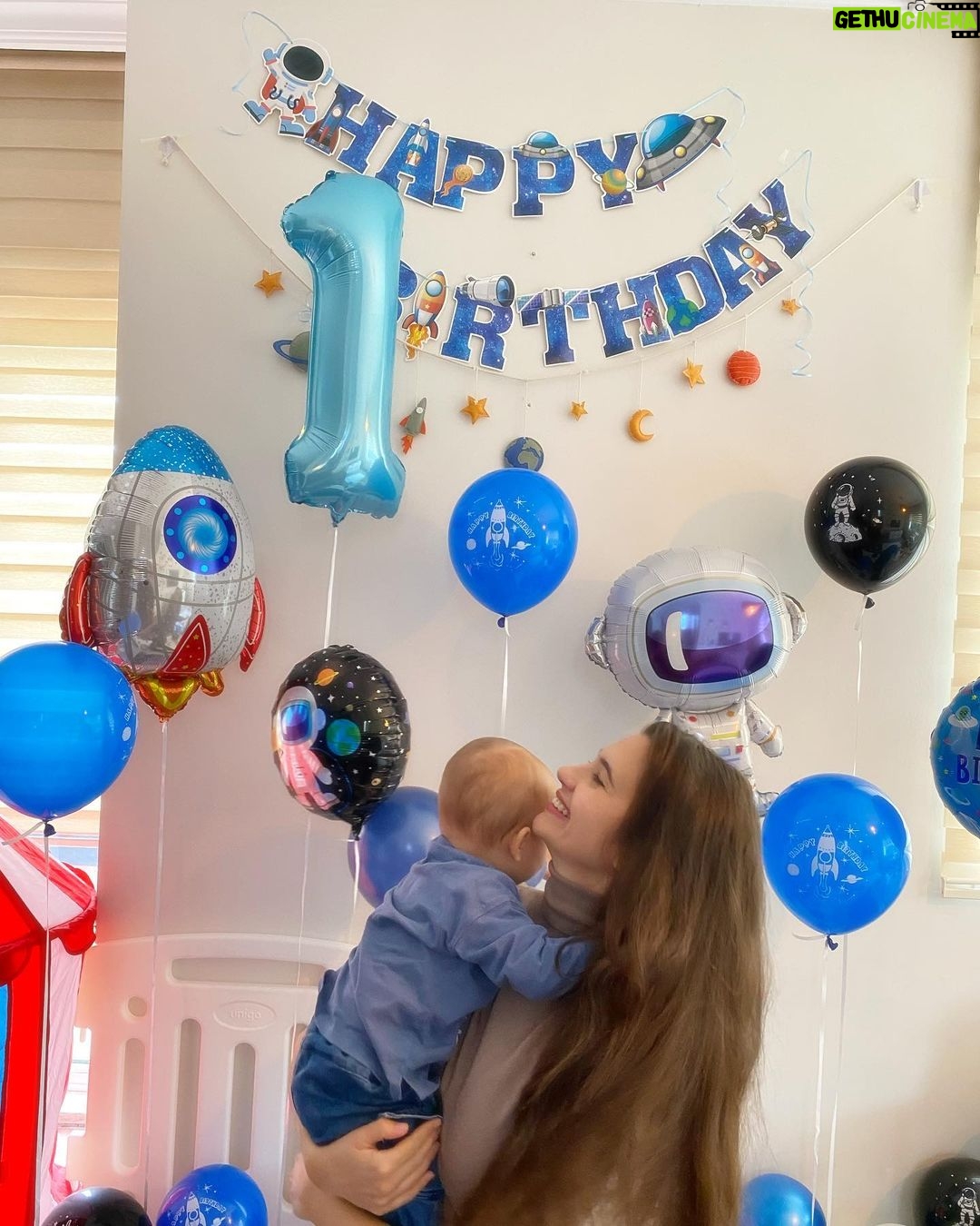 Leyla Lydia Tuğutlu Instagram - Geçen sene bu saatlerde hastanede kucağımdaydın...O anlarda ne hissettiğimi unutmamaya, her saniyesini hatırlayacağıma söz verdim...Ne ara 1 yaşına girdin oğlum...Seni büyürken izlemek ne güzel Evren'im✨💫🌏🪐🌕🌌 18.01