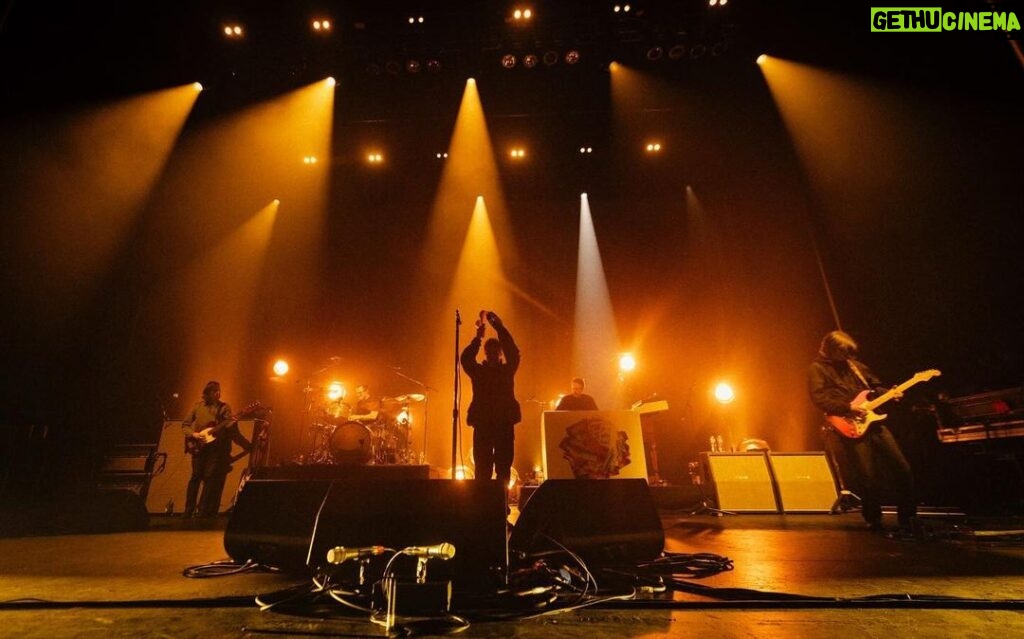 Liam Gallagher Instagram - MANCHESTER 📸 @charlielightening O2 Apollo Manchester