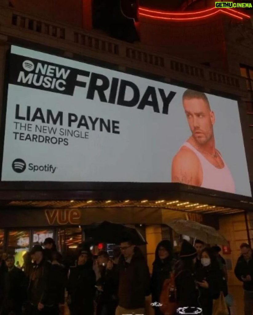Liam Payne Instagram - Thanks @spotifyuk @spotify for all the support on ‘Teardrops’, I’ve loved seeing you all visiting in London and NYC! 💙