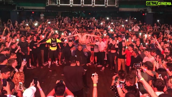 Lil Pump - 736.7K Likes - HARVERD DROPOUT TOUR !
IM BACK AT IT !! 🧚🏼♂️🧚🏼♂️🎸