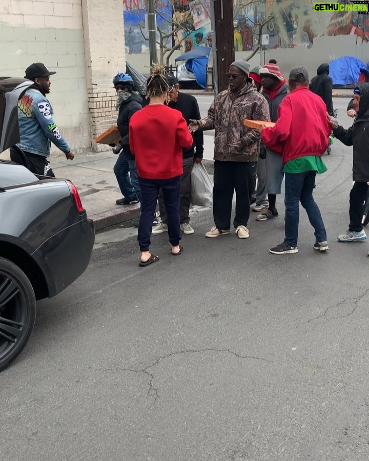 Lil Pump - 1.4 Million Likes - Feels good to give back
Pizza party on skidrow
God bless everyone ✌🏽
