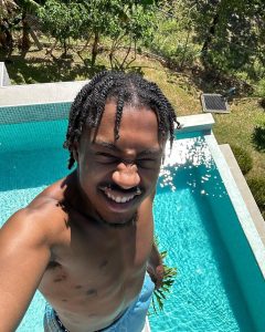 Lil Tjay Instagram - Don’t want it to be toxic, turnt u up this hot sh!t been getting to ya head should’ve kept u my h0£!!!!!!!! And I don’t know whyyyyyyy 🔊 #2grownmvoutnow ❤️‍🩹 #linkinbio Merry Christmas