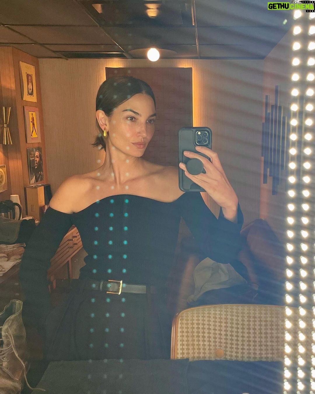 Lily Aldridge Instagram - Tune in TONIGHT @fallontonight 🥰 @kingsofleon #Mustang
