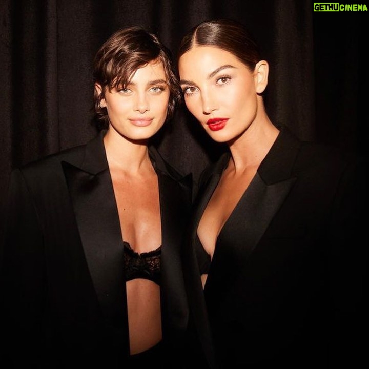 Lily Aldridge Instagram - @VictoriasSecret #TheTour23 🖤 📸 @sofiamalamute