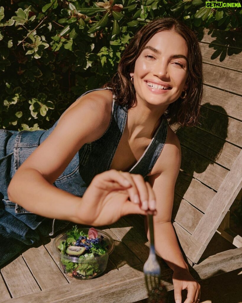 Lily Aldridge Instagram - Been loving @sakaralife for 11 years and can’t wait to enjoy it for many more!!! Thank you @whitneytingle @danielleduboise for creating Delicious & Nutritious meals 🍓 Scroll ~> 🤍 Photos by @liannatarantin Hair @fa.rm.er Makeup @katesynnottmakeup Styled by @anninamislin @erin.cauley