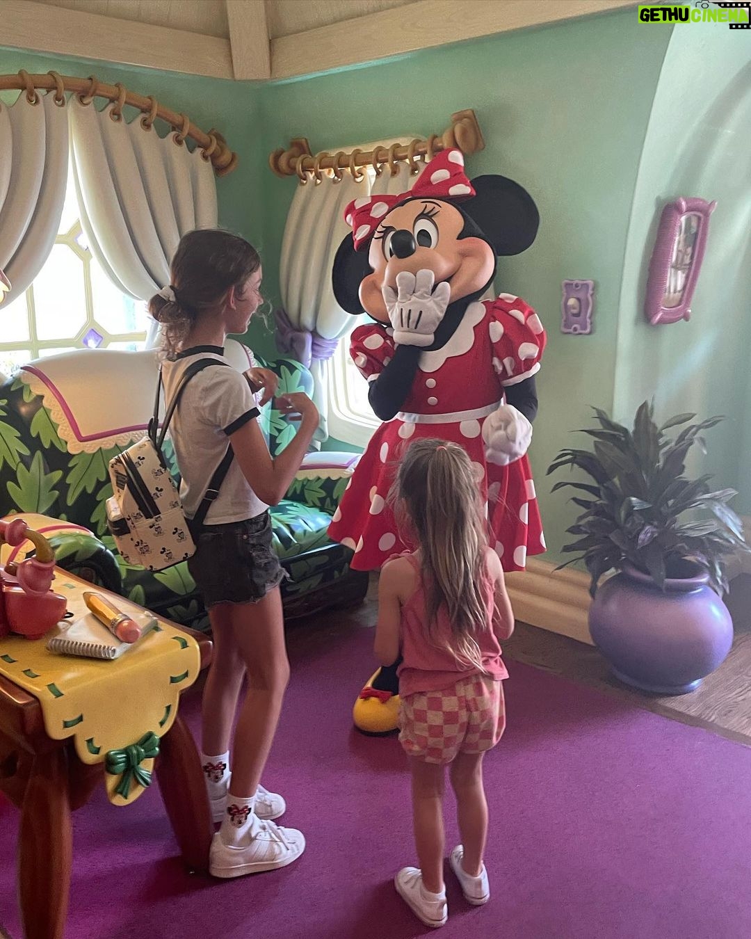 Lily Aldridge Instagram - Most Magical Day @disneyland 🥰 Making memories with my favorite people at our favorite place 🫶❤️ @disneyparks Thank you Abe for making it extra special!!