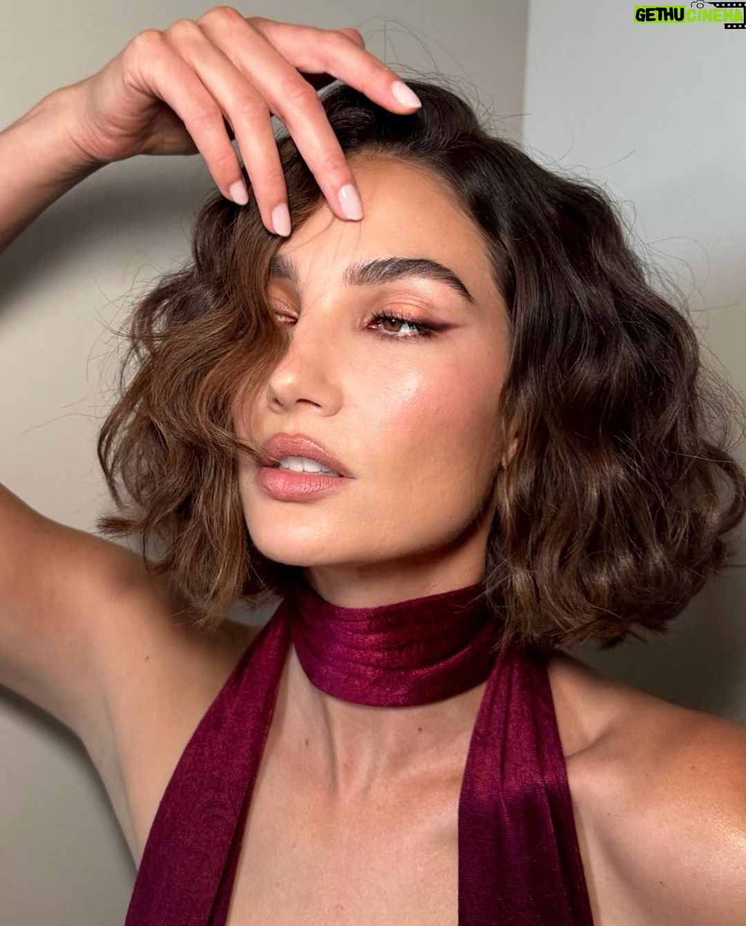 Lily Aldridge Instagram - Vintage Glam for a night out with @renchelseany 🖤 Styled by @daniellegoldberg wearing @newyorkvintageinc ⭐️ Hair @harryjoshhair Makeup @katiejanehughes Nails @ohmynailsnyc #RenHotels Renaissance New York Chelsea Hotel