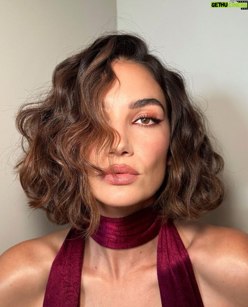 Lily Aldridge Instagram - Vintage Glam for a night out with @renchelseany 🖤 Styled by @daniellegoldberg wearing @newyorkvintageinc ⭐️ Hair @harryjoshhair Makeup @katiejanehughes Nails @ohmynailsnyc #RenHotels Renaissance New York Chelsea Hotel