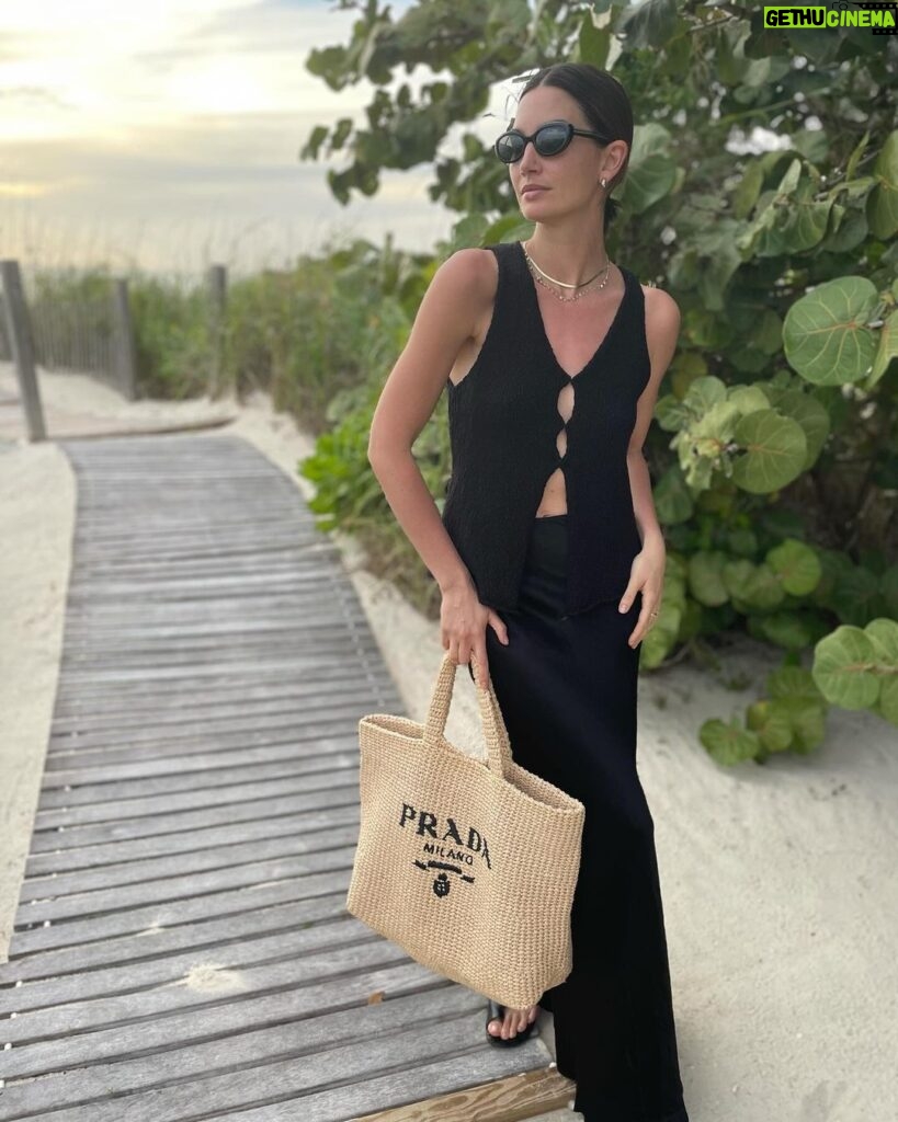 Lily Aldridge Instagram - Take me to the beach 🥥🌴