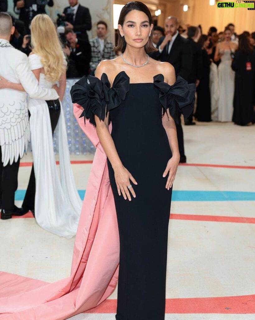 Lily Aldridge Instagram - Dream Night wearing Custom @oscardelarenta for @voguemagazine @metcostumeinstitute 🎀 Thank you @fernandogarciam1205 @tokibunbun and the entire Oscar de la Renta team for all the love & care that was put into creating this look and of course my amazing stylist @daniellegoldberg 💕💕💕 Styled with gorgeous @buchererfinejewellery jewels & @gianvitorossi heels Hair by my ❤ @brycescarlett Most beautiful make by @ninapark Custom Lip Gloss Pink nails by @tombachik 💅🏽 Thank you Anna 🥰 📸 provided by @gettyentertainment @gettyimages The Metropolitan Museum of Art, New York