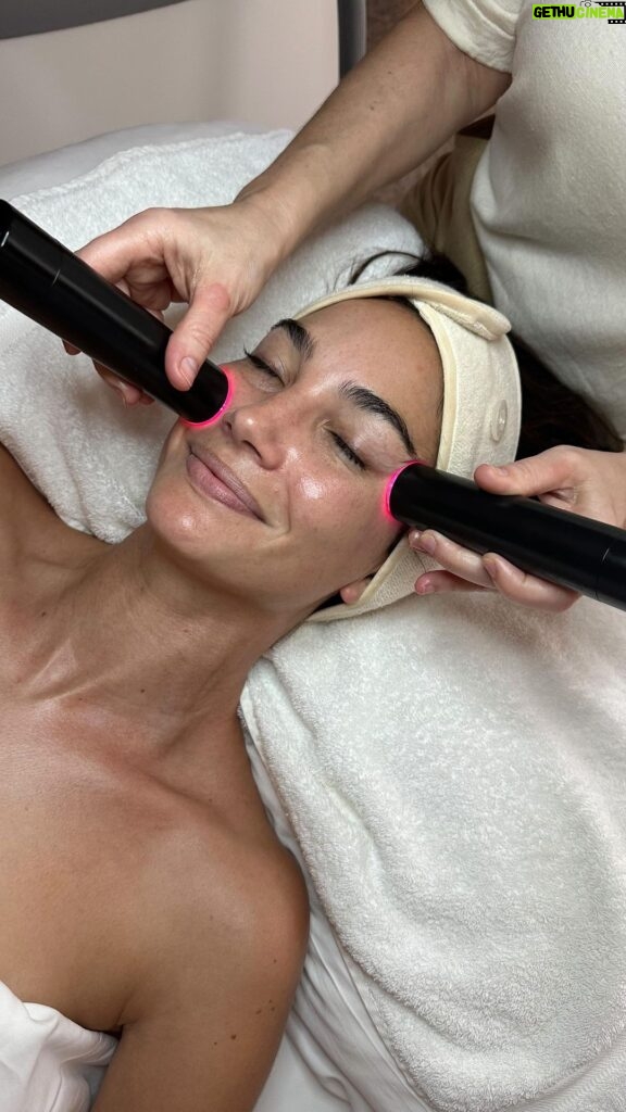 Lily Aldridge Instagram - Getting my ✨glow✨ on for the Oscars this weekend with the amazing @joannaczechofficial and my new favorite beauty tool, the @lymalife laser 🥰 You can use it any time, any place, plus it’s 100 times more powerful than LED & helps to de-puff, calm redness, boost collagen and so much more 🫶 I’m in LOVE ❤️ #LymaPartner