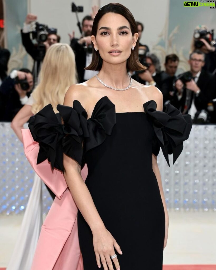 Lily Aldridge Instagram - Dream Night wearing Custom @oscardelarenta for @voguemagazine @metcostumeinstitute 🎀 Thank you @fernandogarciam1205 @tokibunbun and the entire Oscar de la Renta team for all the love & care that was put into creating this look and of course my amazing stylist @daniellegoldberg 💕💕💕 Styled with gorgeous @buchererfinejewellery jewels & @gianvitorossi heels Hair by my ❤ @brycescarlett Most beautiful make by @ninapark Custom Lip Gloss Pink nails by @tombachik 💅🏽 Thank you Anna 🥰 📸 provided by @gettyentertainment @gettyimages The Metropolitan Museum of Art, New York
