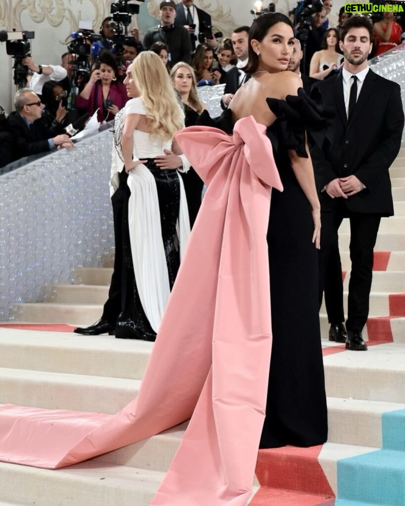 Lily Aldridge Instagram - Dream Night wearing Custom @oscardelarenta for @voguemagazine @metcostumeinstitute 🎀 Thank you @fernandogarciam1205 @tokibunbun and the entire Oscar de la Renta team for all the love & care that was put into creating this look and of course my amazing stylist @daniellegoldberg 💕💕💕 Styled with gorgeous @buchererfinejewellery jewels & @gianvitorossi heels Hair by my ❤️ @brycescarlett Most beautiful make by @ninapark Custom Lip Gloss Pink nails by @tombachik 💅🏽 Thank you Anna 🥰 📸 provided by @gettyentertainment @gettyimages The Metropolitan Museum of Art, New York