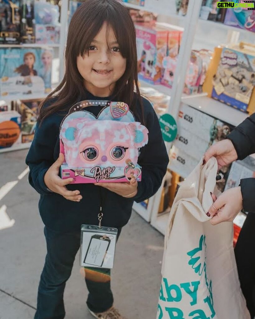 Lily Aldridge Instagram - I’m so proud of @baby2baby and their work providing basic essentials including diapers, formula, warm clothing and so much more to over one million children across the country. Thank you @spinmaster for continuing to support @baby2baby’s mission by donating 75,000 toys for the families they serve this holiday season! 🫶❤️
