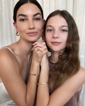 Lily Aldridge Instagram - @TiffanyAndCo for The Holidays with my Favorite Girl in the World 🩵
#LockWithLove #TiffanyPartner