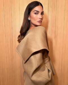 Lily Aldridge Instagram - Dreamy Morning @MaxMara 🖤