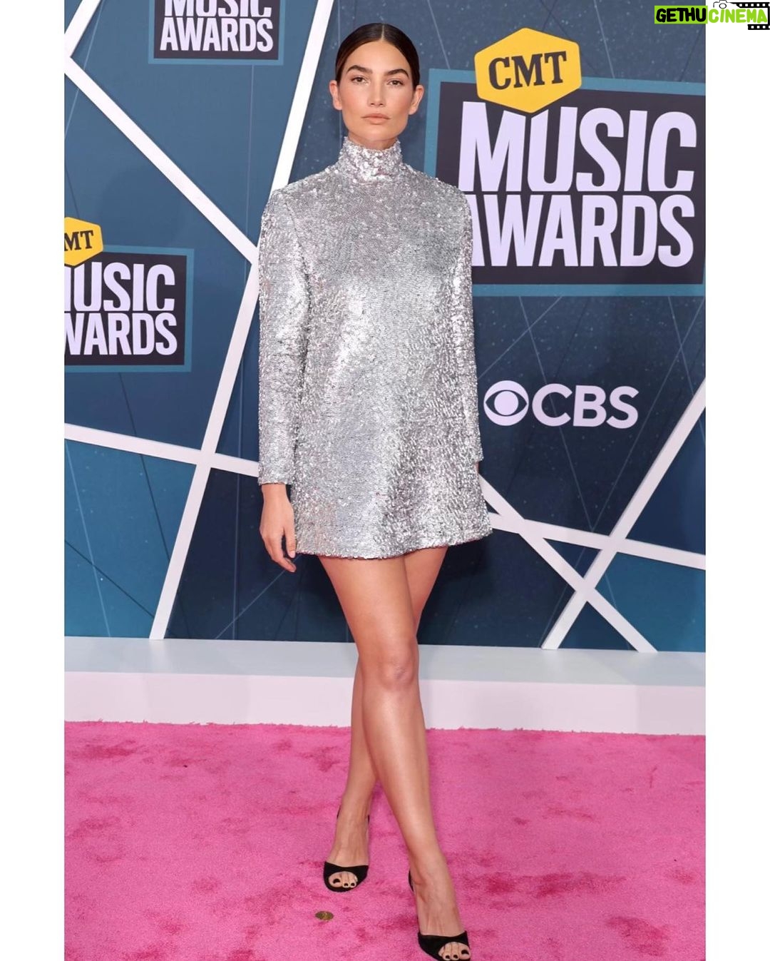 Lily Aldridge Instagram - Had the best time introducing the Most Gorgeous @marenmorris & @ryanhurd for the Debut of their new Single @cmt🖤 Thanks for having me @Cmt @cbstv 💃🏽🥂🔥 Styled by @daniellegoldberg wearing @khaite_ny Hair by @marwabashirhair Makeup by @lindsay.doyle Nails by @gelhiigh @onlyonetailoring