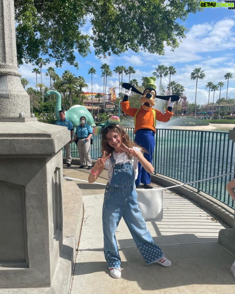 Lily Aldridge Instagram - Disney Days 🌞💕💃🏽🎉