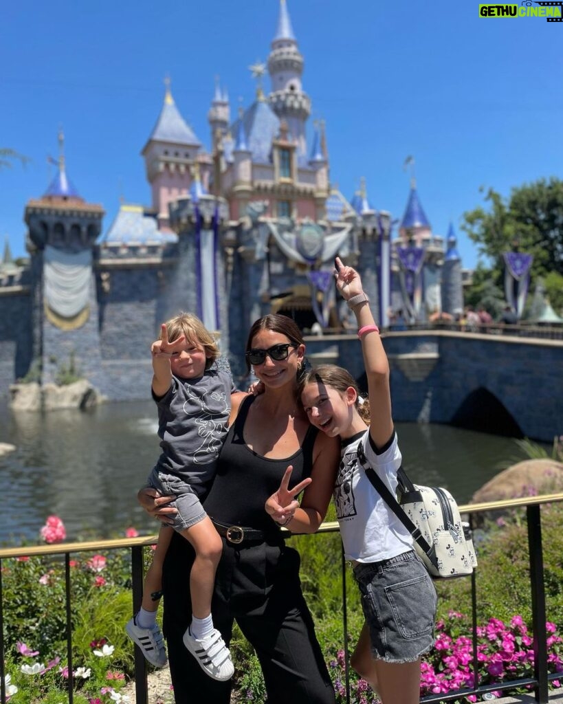 Lily Aldridge Instagram - Most Magical Day @disneyland 🥰 Making memories with my favorite people at our favorite place 🫶❤️ @disneyparks Thank you Abe for making it extra special!!