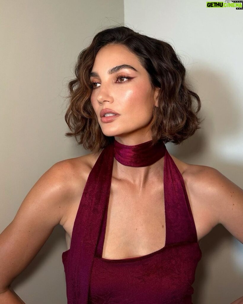Lily Aldridge Instagram - Vintage Glam for a night out with @renchelseany 🖤 Styled by @daniellegoldberg wearing @newyorkvintageinc ⭐️ Hair @harryjoshhair Makeup @katiejanehughes Nails @ohmynailsnyc #RenHotels Renaissance New York Chelsea Hotel