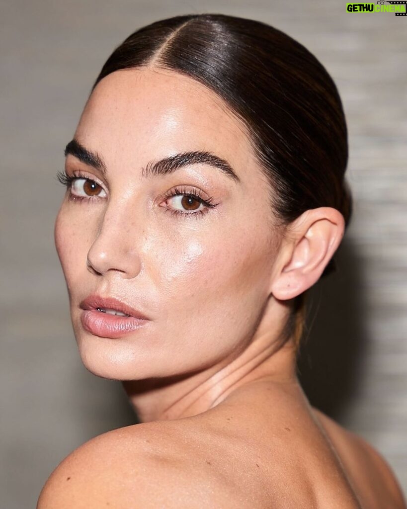 Lily Aldridge Instagram - A timeless @Chantecaille glam moment for the @vanityfair Oscar Party last night! 💄 💫 Make up by @romyglow 📸 @jeffthibodeauco GET MY LOOK Future Skin Gel Foundation in Camomile Sheer Glow Rose Face Tint Cheek Gelée in Happy and Lively Lip Veil in Impatiens and Tamboti #Chantecaille #ChantecailleOnCamera #ChantecaillePartner
