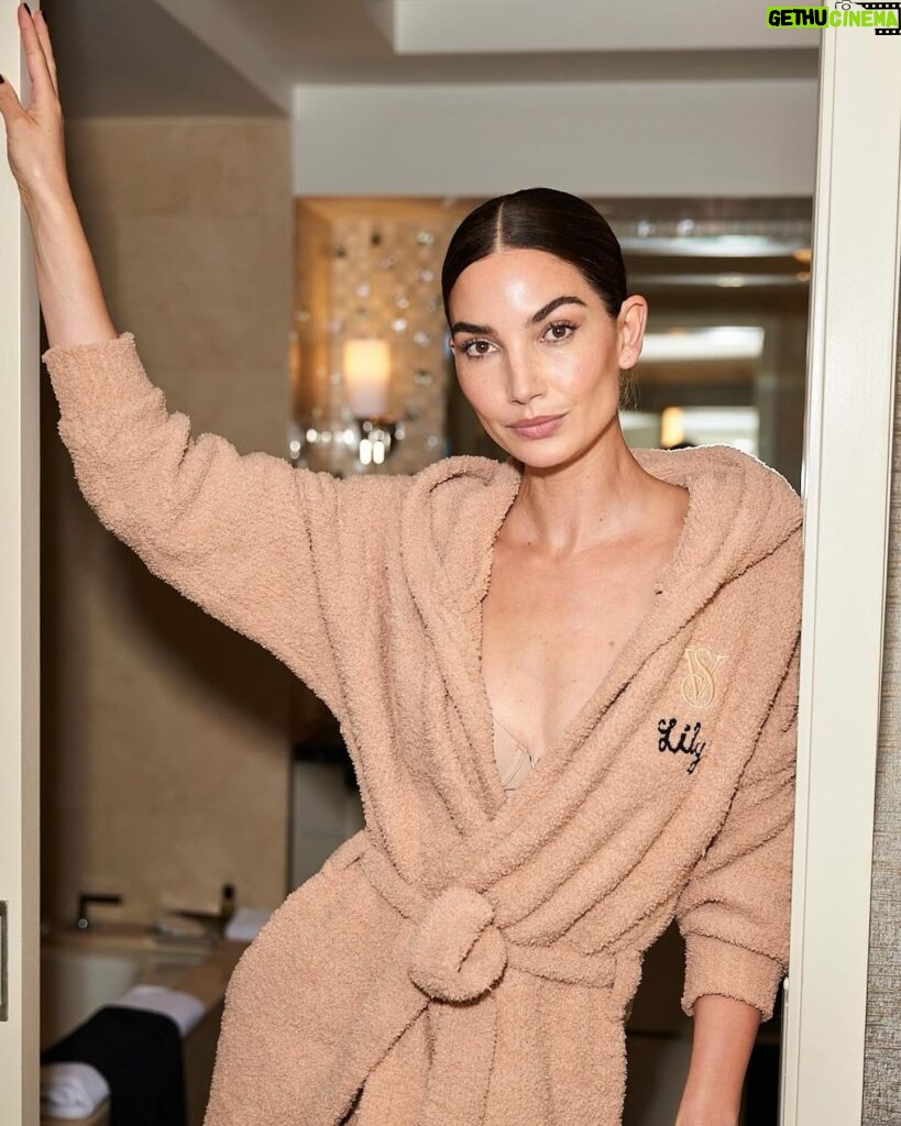 Lily Aldridge Instagram - A timeless @Chantecaille glam moment for the @vanityfair Oscar Party last night! 💄 💫 Make up by @romyglow 📸 @jeffthibodeauco GET MY LOOK Future Skin Gel Foundation in Camomile Sheer Glow Rose Face Tint Cheek Gelée in Happy and Lively Lip Veil in Impatiens and Tamboti #Chantecaille #ChantecailleOnCamera #ChantecaillePartner