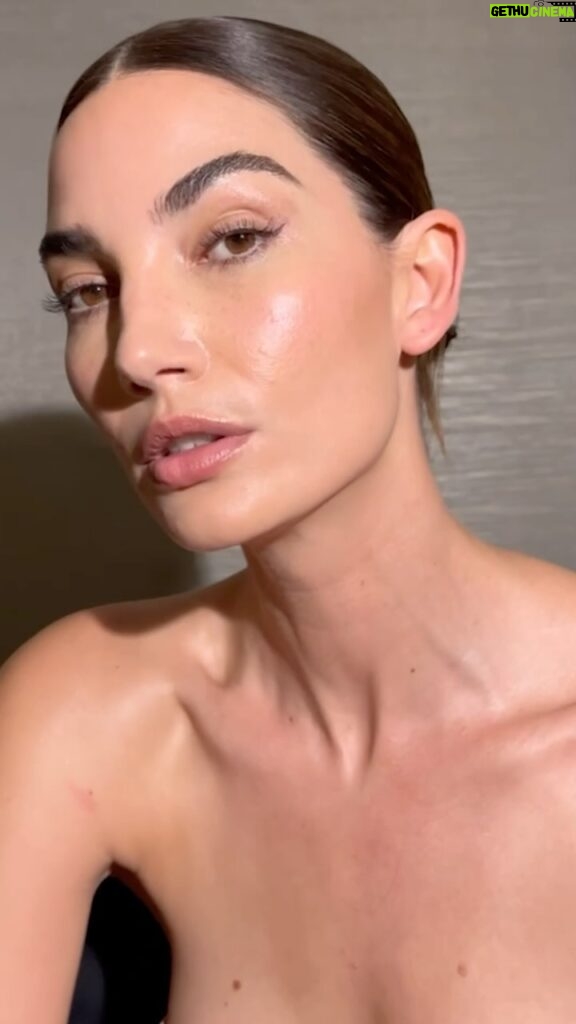 Lily Aldridge Instagram - GRWM for the Vanity Fair Oscars Party using @Chantecaille 💋 Makeup by @romyglow #Chantecaille #ChantecaillePartner #ChantecailleOnCamera #GRWM