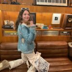 Lily Aldridge Instagram – Tune in TONIGHT @fallontonight 🥰
@kingsofleon #Mustang