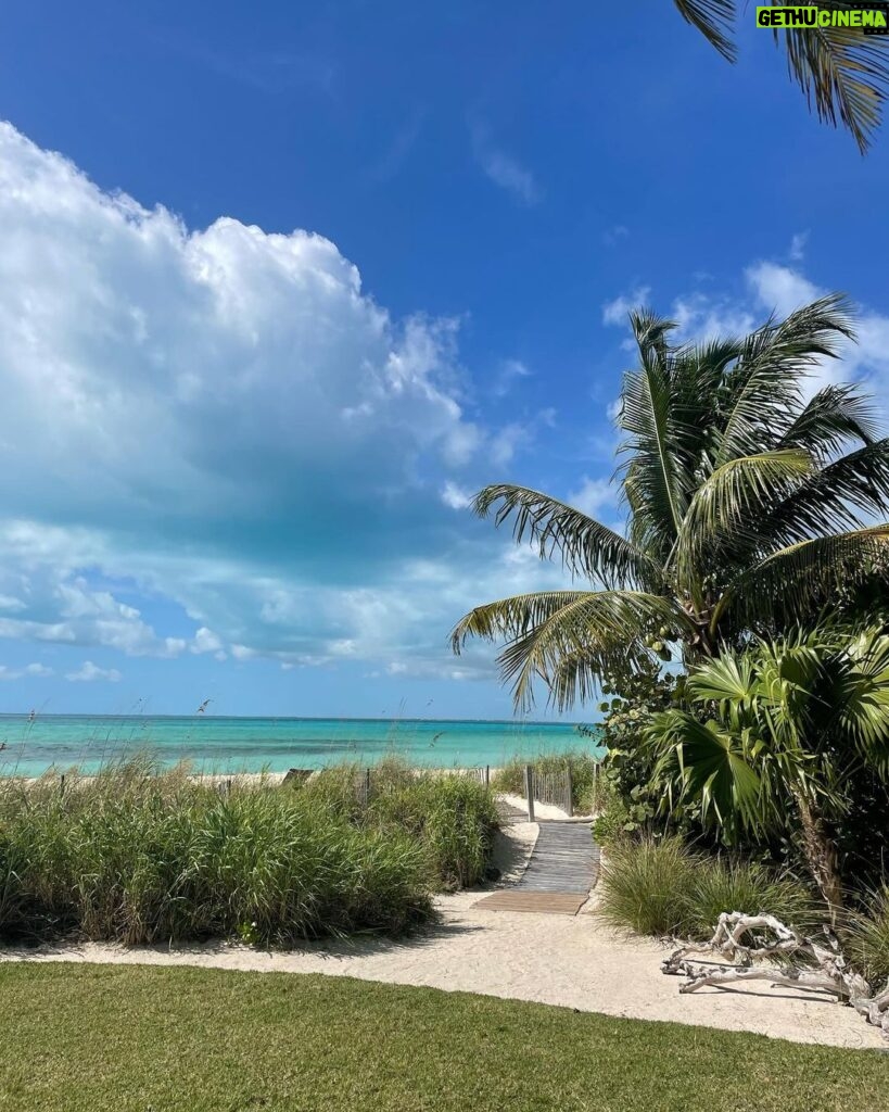 Lily Aldridge Instagram - A few days in Paradise 🌴