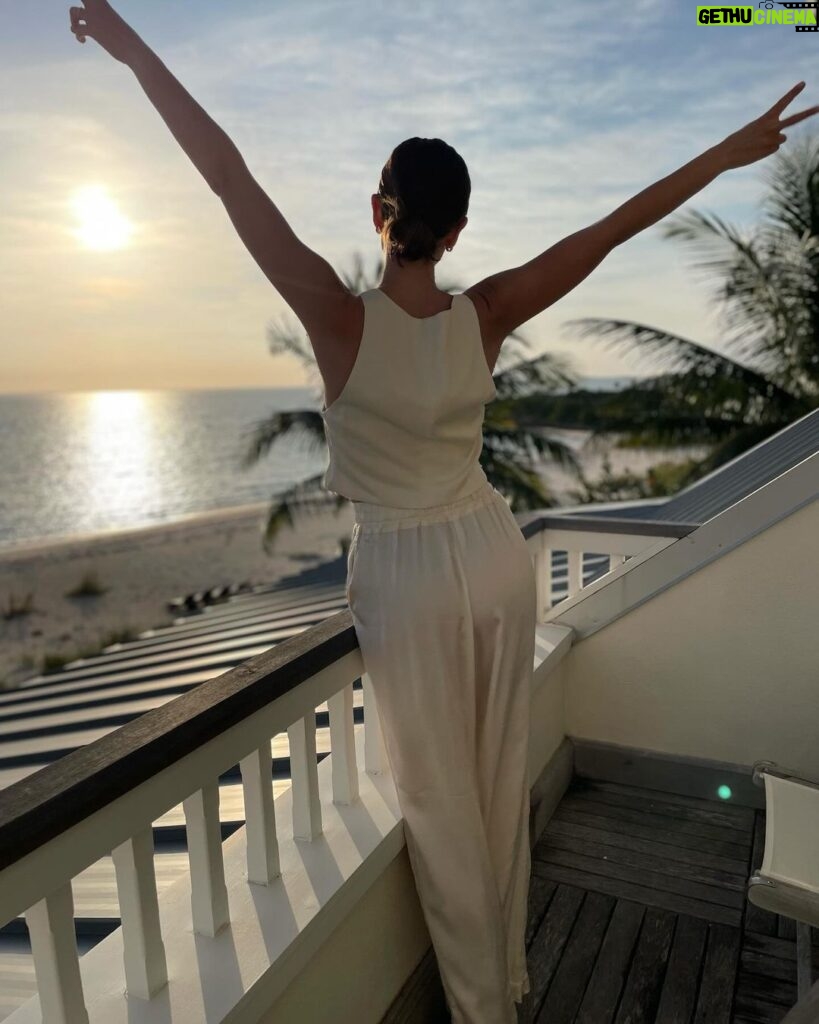 Lily Aldridge Instagram - Golden Hour ☀️