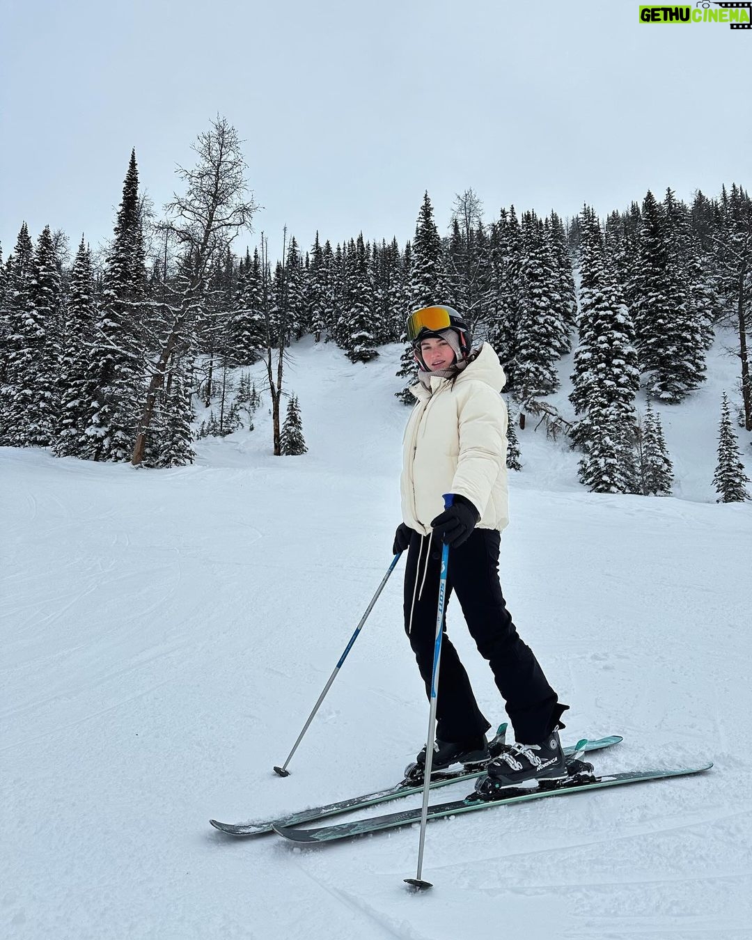Lily James Instagram - Lake Louise š¤āļøš¤āļø Iām moving to the mountains āļø āļøāļø @onlynaturaldiamonds magic š¤āļøš¤āļø @fairmontcll xx Banff National Park
