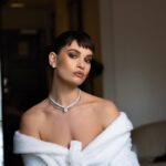 Lily James Instagram – My full @charlottetilbury 90’s inspired glam for the Met Gala, by  @valeriaferreiramakeup and 
Hair by @halleybrisker 🤍 
Captured by @matteaston 

Styled by @rebeccacorbinmurray in Couture @tamararalph and @onlynaturaldiamonds @debeersofficial 🖤

Skin prep @charlottetilburyskincare and  @sadaf_jaffari taking care of my skin 
Nails @betina_goldstein and sun kissed by @skj and finally @_nicgoodwin putting me altogether.

Love my team. Artists. You make it special xxxx
