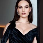 Lily James Instagram – 🖤 @donatella_versace 🖤 @versace 🖤

Travelling band @halleybrisker @sofiatilbury @charlottetilbury 🖤
And 
@pipbourdillon 📷