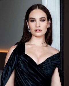 Lily James Instagram - 🖤 @donatella_versace 🖤 @versace 🖤 Travelling band @halleybrisker @sofiatilbury @charlottetilbury 🖤 And @pipbourdillon 📷