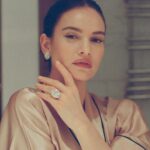 Lily James Instagram - The calm before the storm. These diamonds @bulgari are everything xxx My girl @pipbourdillon with me capturing each moment 📷 #bulgari #eebafta @onlynaturaldiamonds 🤍