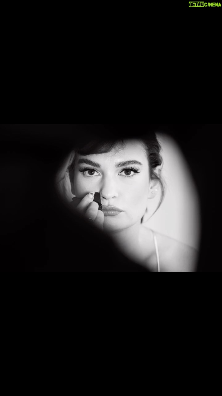 Lily James Instagram - Feels like a lifetime ago. The Critics Choice wearing @oscardelarenta. Thank you @conormcdphoto for capturing the day 📸 @rebeccacorbinmurray @halleybrisker @sofiatilbury @charlottetilbury @betina_goldstein you’re the dream. @onlynaturaldiamonds @debeersofficial so lucky 🖤 Los Angeles California