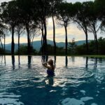 Lily James Instagram - Tuscany @priveluxurytravel 🌝