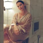 Lily James Instagram - The calm before the storm. These diamonds @bulgari are everything xxx My girl @pipbourdillon with me capturing each moment 📷 #bulgari #eebafta @onlynaturaldiamonds 🤍