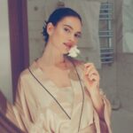 Lily James Instagram - The calm before the storm. These diamonds @bulgari are everything xxx My girl @pipbourdillon with me capturing each moment 📷 #bulgari #eebafta @onlynaturaldiamonds 🤍