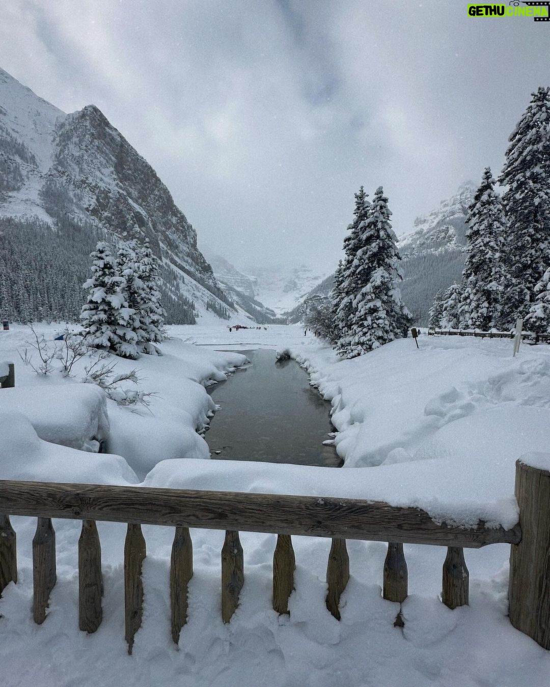 Lily James Instagram - Lake Louise š¤āļøš¤āļø Iām moving to the mountains āļø āļøāļø @onlynaturaldiamonds magic š¤āļøš¤āļø @fairmontcll xx Banff National Park