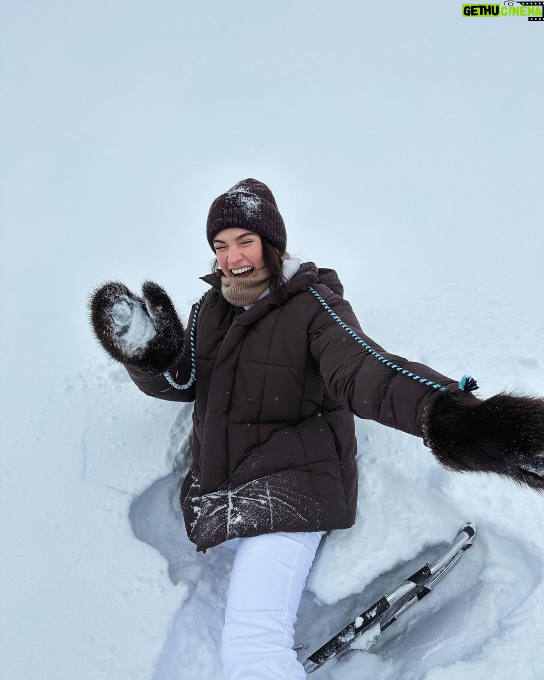 Lily James Instagram - Lake Louise š¤āļøš¤āļø Iām moving to the mountains āļø āļøāļø @onlynaturaldiamonds magic š¤āļøš¤āļø @fairmontcll xx Banff National Park
