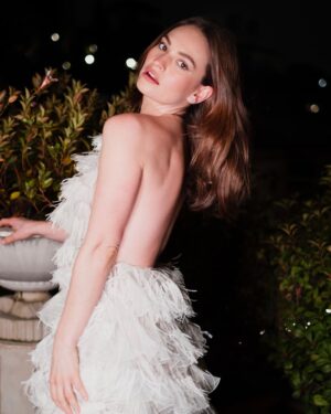 Lily James Instagram - Magical time in Rome with Finalmente l’Alba. 🇮🇹
Thank you so much @maisonvalentino for the most stunning gown for the premiere 🤍
Photos in the dark in Rome in Valentino by @clementina.dirobilant were captured in minutes before rushing to the film. Grazie millie!