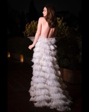 Lily James Instagram - Magical time in Rome with Finalmente l’Alba. 🇮🇹
Thank you so much @maisonvalentino for the most stunning gown for the premiere 🤍
Photos in the dark in Rome in Valentino by @clementina.dirobilant were captured in minutes before rushing to the film. Grazie millie!