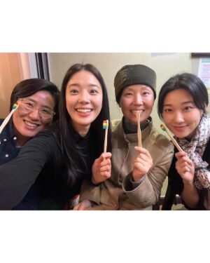 Lim Se-mi Instagram - @siff.kr 서울독립영화제 | 딸에 대하여 🌈

서독제 관객분들께 무지개를 선물하고 싶어 고민하다 알맹상점 칫솔이 딱이다 생각했는데 금자님이 관객과의 대화에 오시는 분들께 무지개 대나무 칫솔을 전부 지원을 해주셨어요. 금자님 최고 ♥️

관객상. 촬영상을 받았습니다. 고맙습니다. 
그리고 축하합니다. 이미랑 감독님 제정주 피디님 ! 촬영 감독 김지룡 감독님 ! 모든 관객여러분 최고입니다 ! @almang_market 

올해 두번 더 딸에 대하여 상영이 있다고 들었어요. 
에무시네마에서, 그리고 강릉에서 만날 수 있었으면 🙏♥️

#서울독립영화제 #SIFF #딸에대하여 #알맹상점 #대나무칫솔