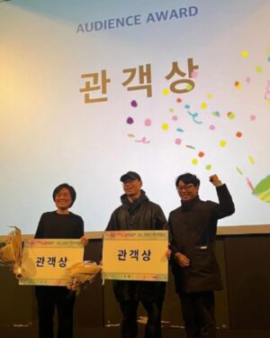Lim Se-mi Instagram - @siff.kr 서울독립영화제 | 딸에 대하여 🌈

서독제 관객분들께 무지개를 선물하고 싶어 고민하다 알맹상점 칫솔이 딱이다 생각했는데 금자님이 관객과의 대화에 오시는 분들께 무지개 대나무 칫솔을 전부 지원을 해주셨어요. 금자님 최고 ♥️

관객상. 촬영상을 받았습니다. 고맙습니다. 
그리고 축하합니다. 이미랑 감독님 제정주 피디님 ! 촬영 감독 김지룡 감독님 ! 모든 관객여러분 최고입니다 ! @almang_market 

올해 두번 더 딸에 대하여 상영이 있다고 들었어요. 
에무시네마에서, 그리고 강릉에서 만날 수 있었으면 🙏♥️

#서울독립영화제 #SIFF #딸에대하여 #알맹상점 #대나무칫솔