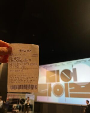 Lim Se-mi Instagram - @siff.kr 서울독립영화제 | 딸에 대하여 🌈

서독제 관객분들께 무지개를 선물하고 싶어 고민하다 알맹상점 칫솔이 딱이다 생각했는데 금자님이 관객과의 대화에 오시는 분들께 무지개 대나무 칫솔을 전부 지원을 해주셨어요. 금자님 최고 ♥️

관객상. 촬영상을 받았습니다. 고맙습니다. 
그리고 축하합니다. 이미랑 감독님 제정주 피디님 ! 촬영 감독 김지룡 감독님 ! 모든 관객여러분 최고입니다 ! @almang_market 

올해 두번 더 딸에 대하여 상영이 있다고 들었어요. 
에무시네마에서, 그리고 강릉에서 만날 수 있었으면 🙏♥️

#서울독립영화제 #SIFF #딸에대하여 #알맹상점 #대나무칫솔