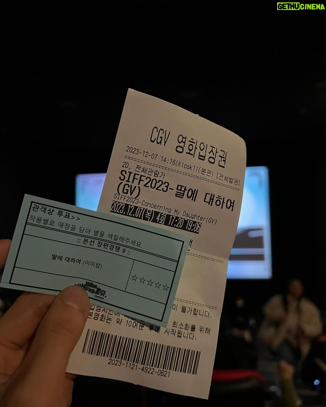 Lim Se-mi - 107.1K Likes - @siff.kr 서울독립영화제 | 딸에 대하여 🌈
서독제 관객분들께 무지개를 선물하고 싶어 고민하다 알맹상점 칫솔이 딱이다 생각했는데 금자님이 관객과의 대화에 오시는 분들께 무지개 대나무 칫솔을 전부 지원을 해주셨어요. 금자님 최고 ♥️
관객상. 촬영상을 받았습니다. 고맙습니다.
그리고 축하합니다. 이미랑 감독님 제정주 피디님 ! 촬영 감독 김지룡 감독님 ! 모든 관객여러분 최고입니다 ! @almang_market
올해 두번 더 딸에 대하여 상영이 있다고 들었어요.
에무시네마에서, 그리고 강릉에서 만날 수 있었으면 🙏♥️
#서울독립영화제 #SIFF #딸에대하여 #알맹상점 #대나무칫솔