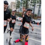 Lim Se-mi Instagram - 42.195KM 작년과 다르게 훈련을 못 했던 풀 마라톤 @runwithjudy @0923mara 권은주 감독님이 지난 해 몸에 익혀줬던 기억들이 아니었다면 불가능했을 길 서프라이즈로 등장한 @nrgrunners 식구들 @eunsong_yoo_c @yejihhhan @5jhyun 첫 풀마 페이스메이커 @koeseyho 올해 나의 벼락치기 코치 @sayho430 내 무릎 관절을 지켜준 @charles__run 도중에 주로에서 만났던 다이빙 스승 @hoseokchae 마라닉 선장이자 응원장수로 온 @maranic.tv 함게 못하지만 멀리서 응원보내주던 @knuababoda96 늘 그렇지만 더 멋지게 달린 @hiyo_dongjjang , @actor.ko 대승이옹, @nojin_sung 감사한 회복여신 @goodballnowon 부상자지만 목소리로 달리 완주한 @actor_kks 10kM 무사히 해낸 @o_iyo_140bus_0512 @noh.eul_89 떨어져 달려 짠하고 아쉬웠던 @changs01 지난해 완주로에 있던 나의 어느가족들 @harooaday @hanyeri_official @my_blackrice 그리고 우리 모두를 찍어주는 @bobae.jpg 함께하지 못했지만 보고픈 경회옹, 현석이옹, 나영이 ! 응원 보내왔던 친구들 동지들 러너들 모두 고맙습니다. 나도 언제고 응원의 소리와 박수를 보내주러 보답하러 꼭 주로에 서 있을게요. 달리기 마지막 즈음 컵 반환 가능한 보급소가 있어 반갑고 자연을 달리는 마라톤 문화가 환경을 해치지 않고 무해하게 확장되었으면 좋겠다고 생각되던 날. 주로에 있던 쥬디들, 마피아들, 모든 러너들, 응원해주던 동지들 모두 애쓰셨고 존경합니다 ! #42195 #JTBC마라톤 #marathon #VeganRunner