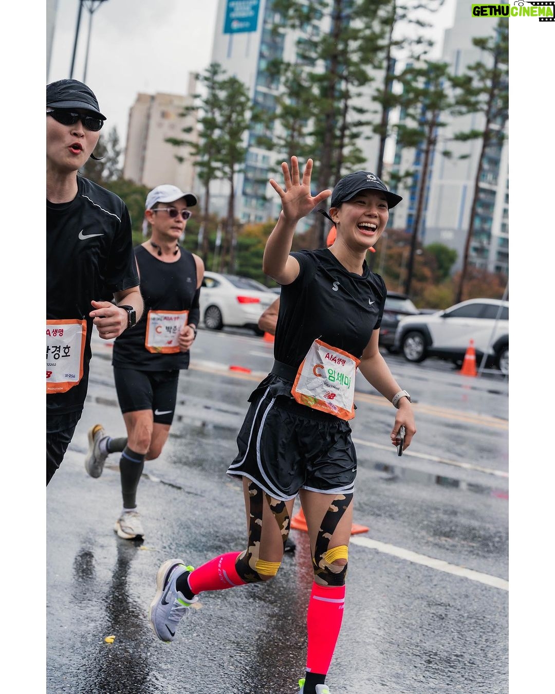 Lim Se-mi Instagram - 42.195KM 작년과 다르게 훈련을 못 했던 풀 마라톤 @runwithjudy @0923mara 권은주 감독님이 지난 해 몸에 익혀줬던 기억들이 아니었다면 불가능했을 길 서프라이즈로 등장한 @nrgrunners 식구들 @eunsong_yoo_c @yejihhhan @5jhyun 첫 풀마 페이스메이커 @koeseyho 올해 나의 벼락치기 코치 @sayho430 내 무릎 관절을 지켜준 @charles__run 도중에 주로에서 만났던 다이빙 스승 @hoseokchae 마라닉 선장이자 응원장수로 온 @maranic.tv 함게 못하지만 멀리서 응원보내주던 @knuababoda96 늘 그렇지만 더 멋지게 달린 @hiyo_dongjjang , @actor.ko 대승이옹, @nojin_sung 감사한 회복여신 @goodballnowon 부상자지만 목소리로 달리 완주한 @actor_kks 10kM 무사히 해낸 @o_iyo_140bus_0512 @noh.eul_89 떨어져 달려 짠하고 아쉬웠던 @changs01 지난해 완주로에 있던 나의 어느가족들 @harooaday @hanyeri_official @my_blackrice 그리고 우리 모두를 찍어주는 @bobae.jpg 함께하지 못했지만 보고픈 경회옹, 현석이옹, 나영이 ! 응원 보내왔던 친구들 동지들 러너들 모두 고맙습니다. 나도 언제고 응원의 소리와 박수를 보내주러 보답하러 꼭 주로에 서 있을게요. 달리기 마지막 즈음 컵 반환 가능한 보급소가 있어 반갑고 자연을 달리는 마라톤 문화가 환경을 해치지 않고 무해하게 확장되었으면 좋겠다고 생각되던 날. 주로에 있던 쥬디들, 마피아들, 모든 러너들, 응원해주던 동지들 모두 애쓰셨고 존경합니다 ! #42195 #JTBC마라톤 #marathon #VeganRunner